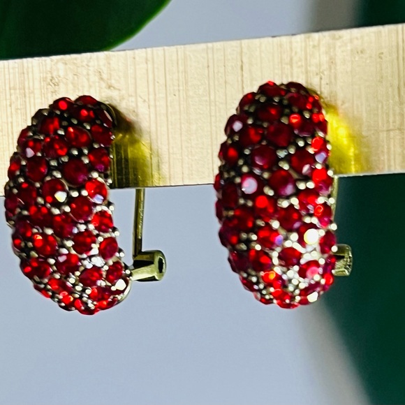 Heidi Daus 🆕 Siam Red “Hugs” Crystals earrings omega for pierced ears - Picture 4 of 8